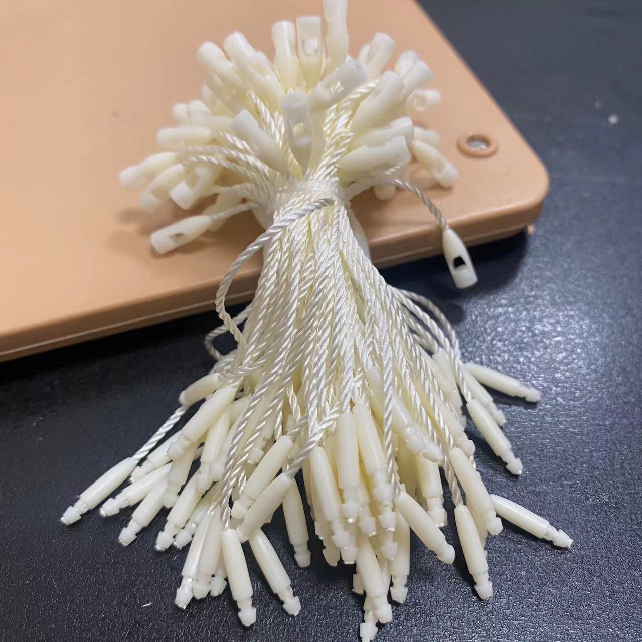 吊牌/子母扣绳子/服装钉枪/挂绳吊牌绳/扎带尼龙白底实物图