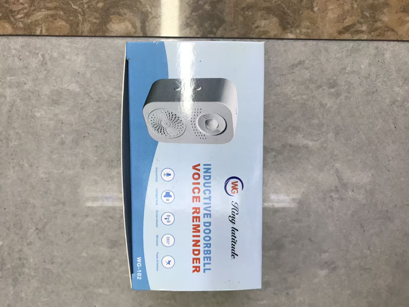 Welcome! The sensor at the entrance of the supermarket gives a voice reminder. The store greets you