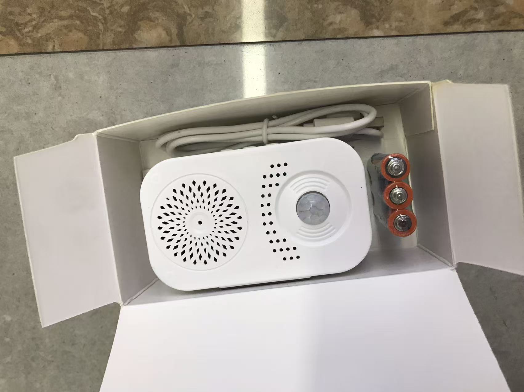 Welcome! The sensor at the entrance of the supermarket gives a voice reminder. The store greets you details Picture