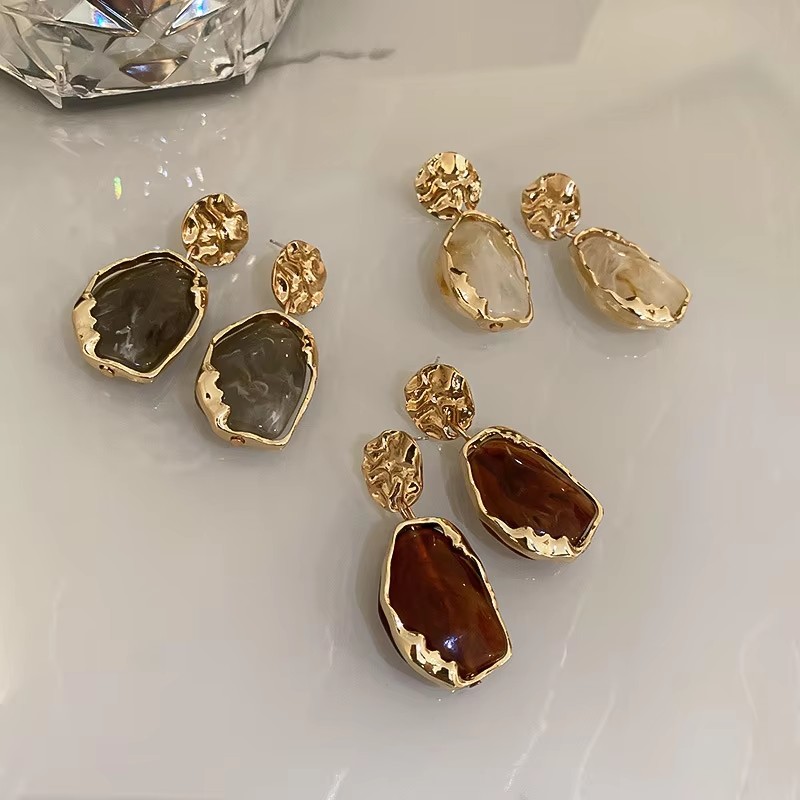 Autumn and winter retro Maillard irregular geometric earrings, light luxury design, stud earrings, fashionable and elegant earrings and pendants for women Item Picture