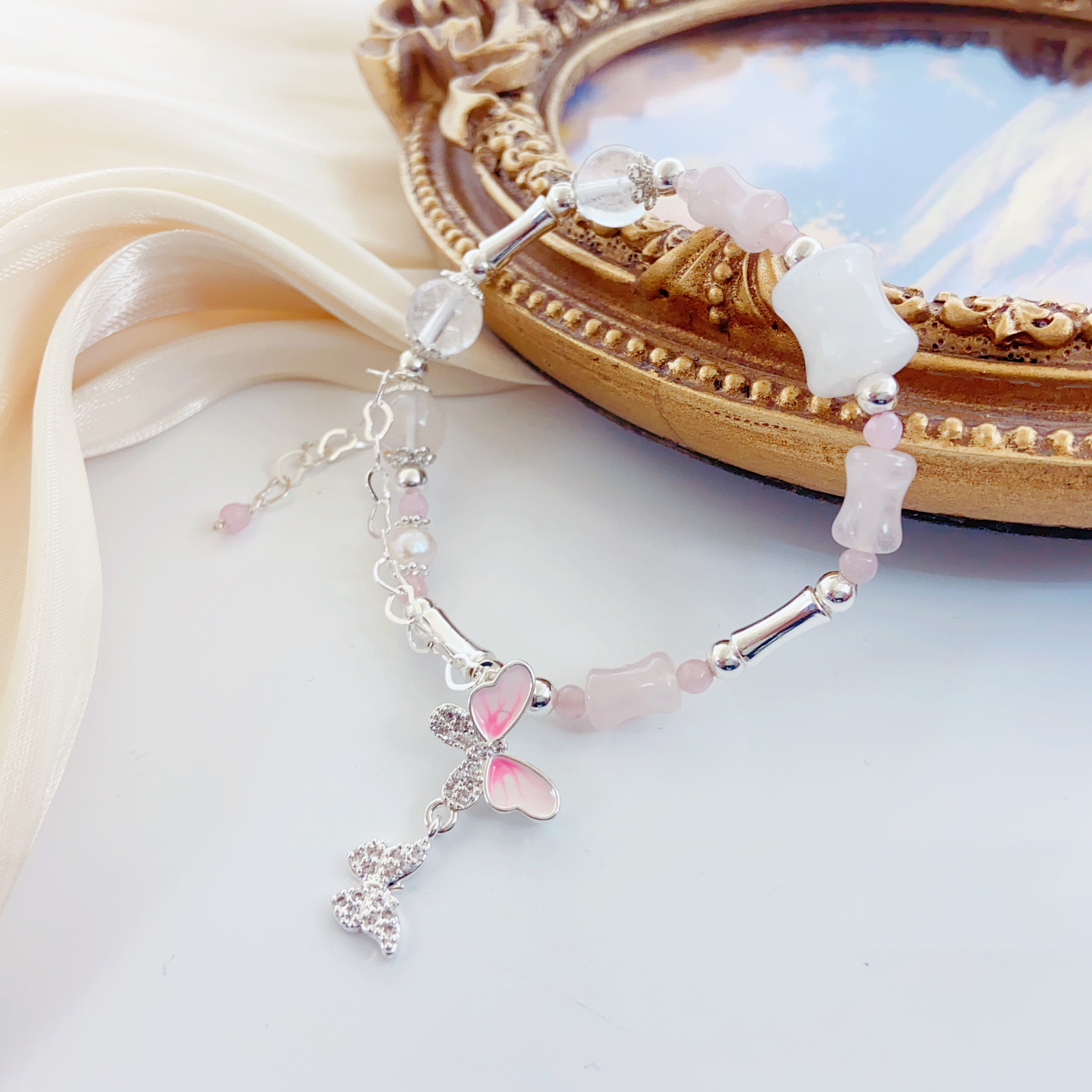 This fashionable, simple and versatile women's bracelet accessory is a trendy European and American style, suitable for daily wear Application Scenario