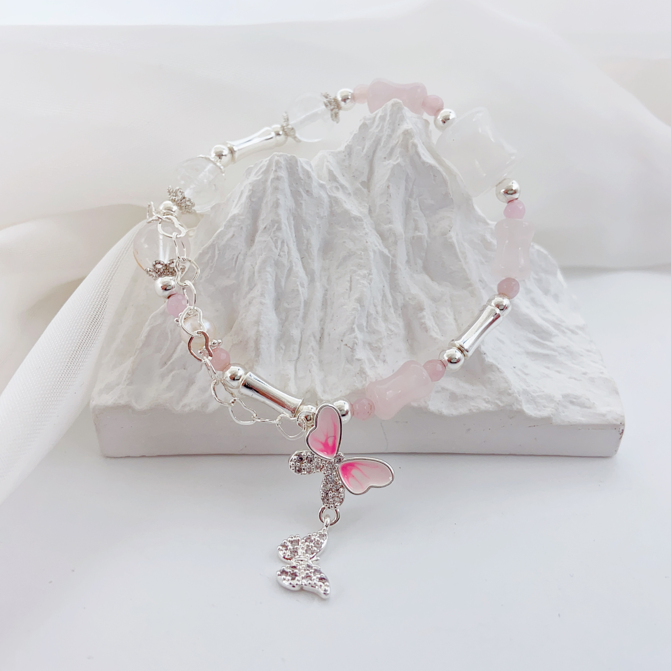 This fashionable, simple and versatile women's bracelet accessory is a trendy European and American style, suitable for daily wear