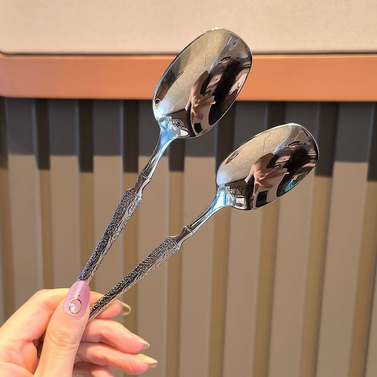 Popular ice-patterned spoons, stainless steel Western-style spoons, long-handled Korean-style spoons, lantern square spoons, spoon for spoons, and spoons for eating and drinking soup Application Scenario