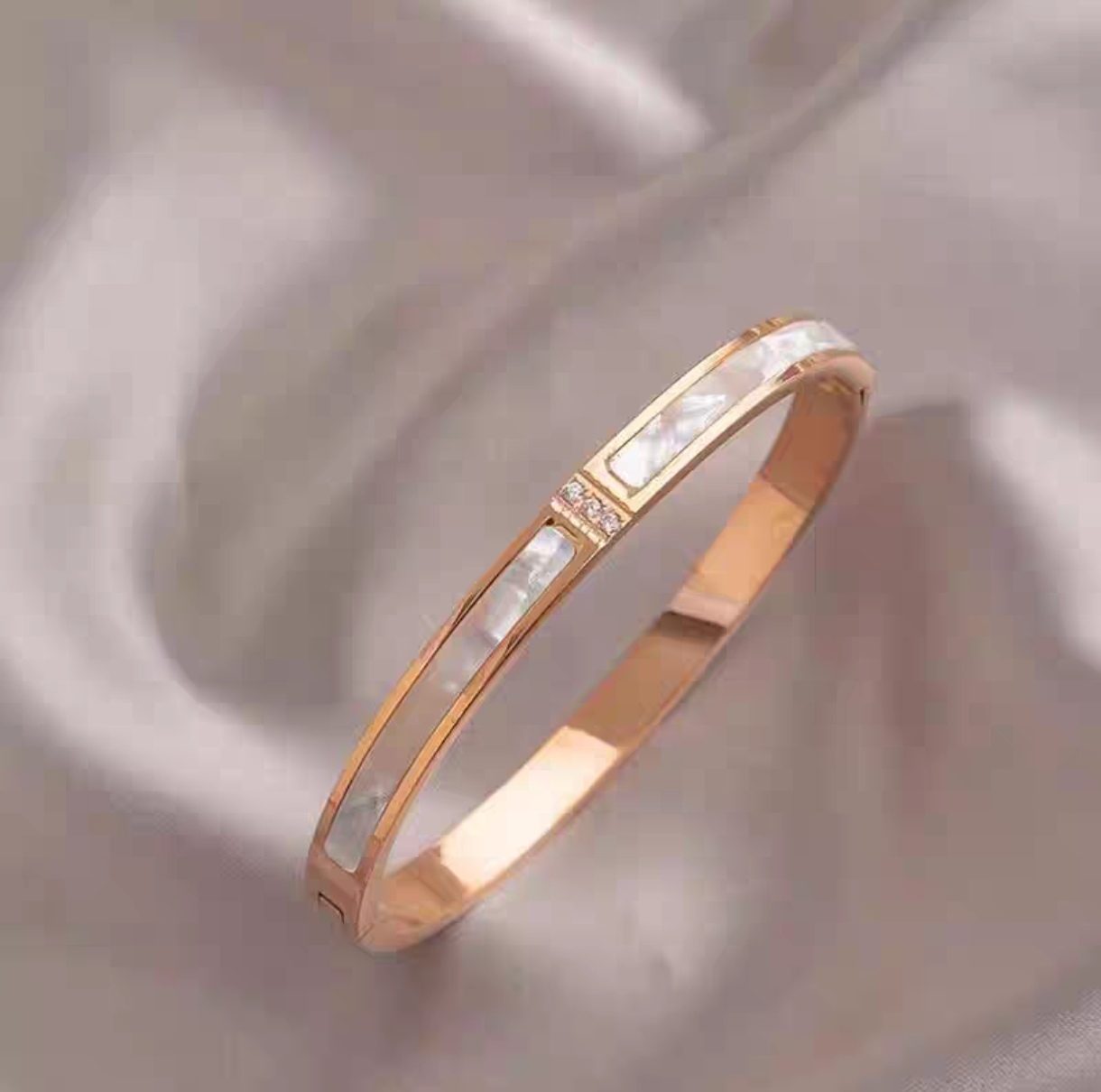 Rose gold titanium steel bracelet for women, non-fading, light luxury, niche design, high-end feel, fashionable best friend jewelry 2 Application Scenario
