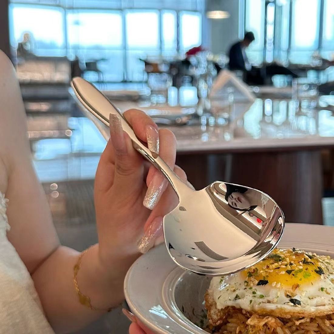 The stainless steel separate spoons for food in restaurants, communal spoons, and long-handled spoons in student dormitories details Picture