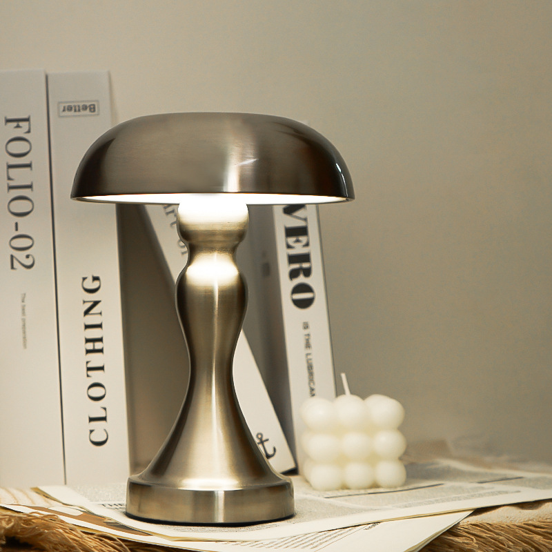 北欧铁艺高脚新款酒吧餐桌桌面触摸充电LED金属家居卧室轻奢台灯 产品图