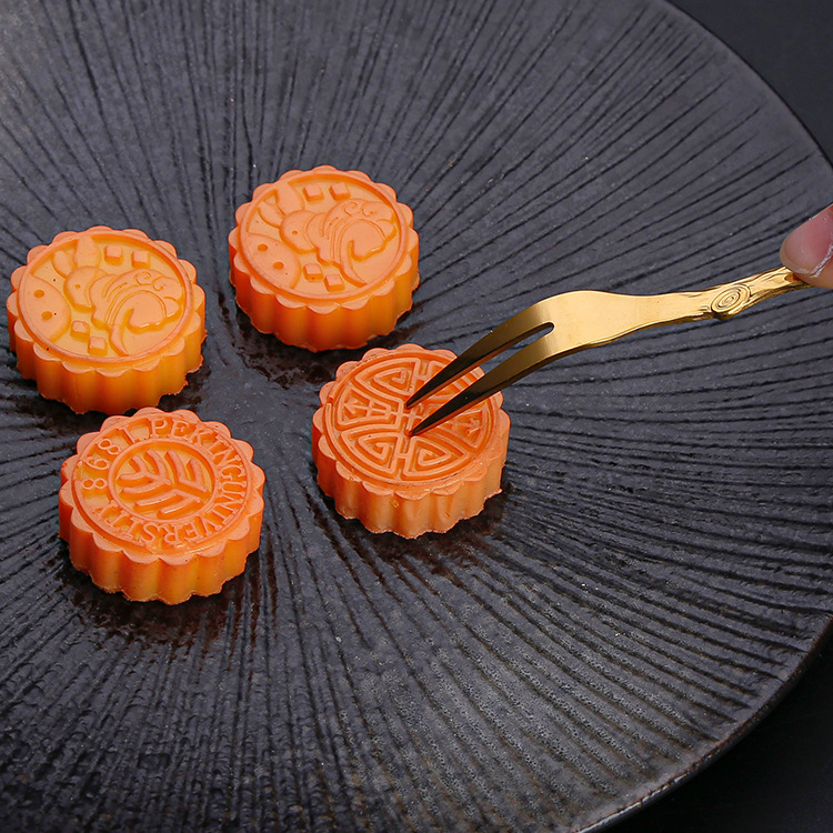 Stainless steel mooncake knife and fork, creative golden fruit fork, branch pattern knife and fork set, mooncake knife and fork, disposable Application Scenario