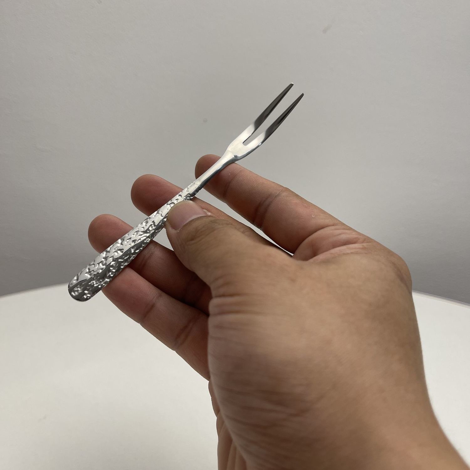 304 stainless steel fruit fork, creative hammer-patterned fork, mooncake fork, fruit skewer, Western cuisine two-toothed fork, cake dessert fork Application Scenario