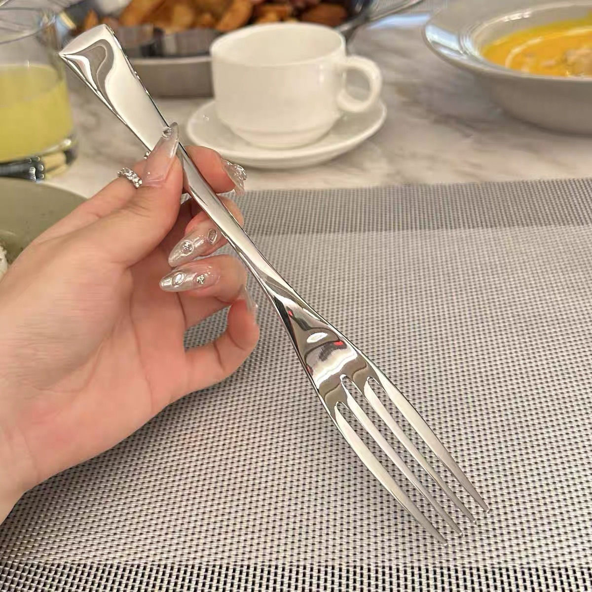 Internet-famous stainless steel forks, restaurant long-handled fruit forks, salad forks, household cake and dessert forks, wine shop restaurant forks full figure