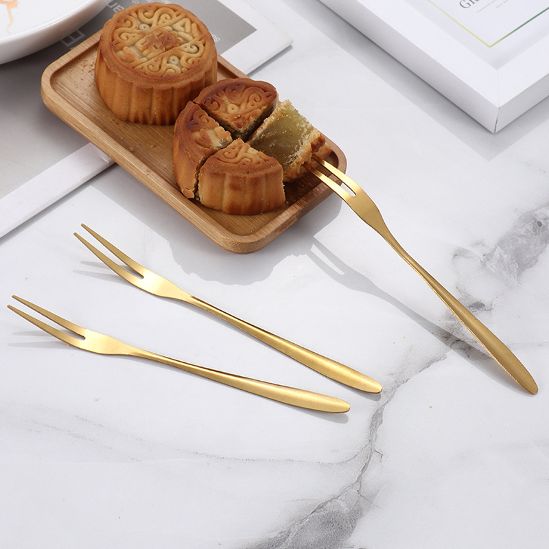 Stainless steel fruit fork, mooncake knife fork, restaurant dessert fork, cake two-toothed fork, golden fruit skewer, factory direct sales Application Scenario