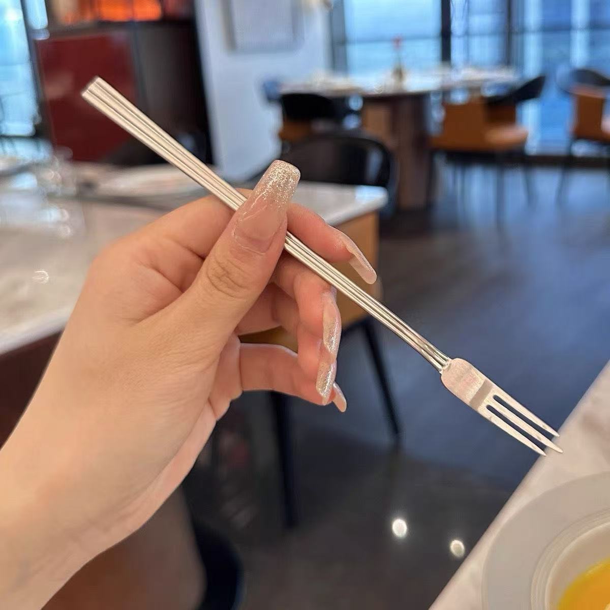 Stainless steel forks, salad fruit forks, long-handled pastry forks, creative hammer-textured two-toothed forks, household cake forks, dessert forks Application Scenario