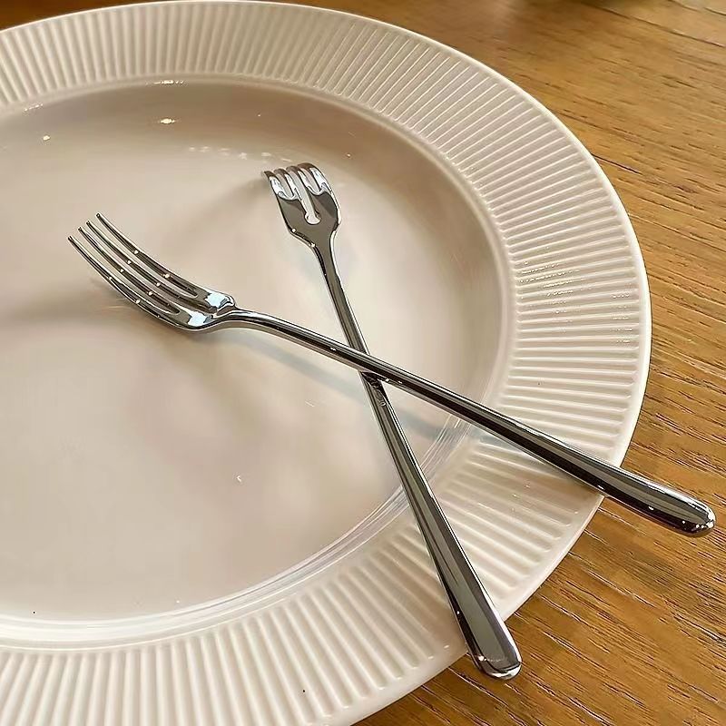 Stainless steel fruit skewers, portable fruit forks, round hole forks, popular photo shoots, dinner party dessert forks, cake salad forks details Picture