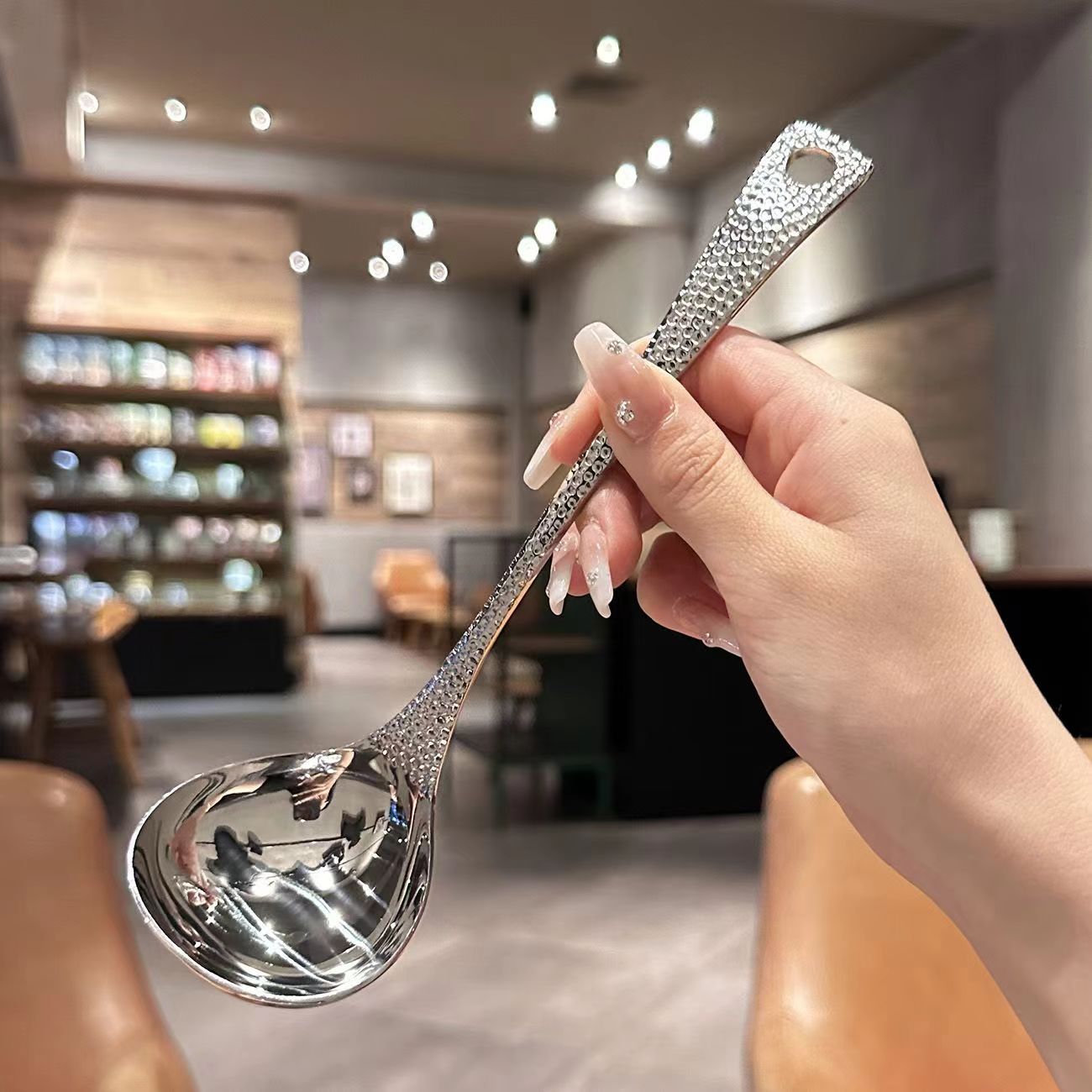 Stainless steel soup shell soup strainer, popular long-handled soup spoon, fish scale handle spoon, restaurant soup serving spoon, household hot pot strainer details Picture
