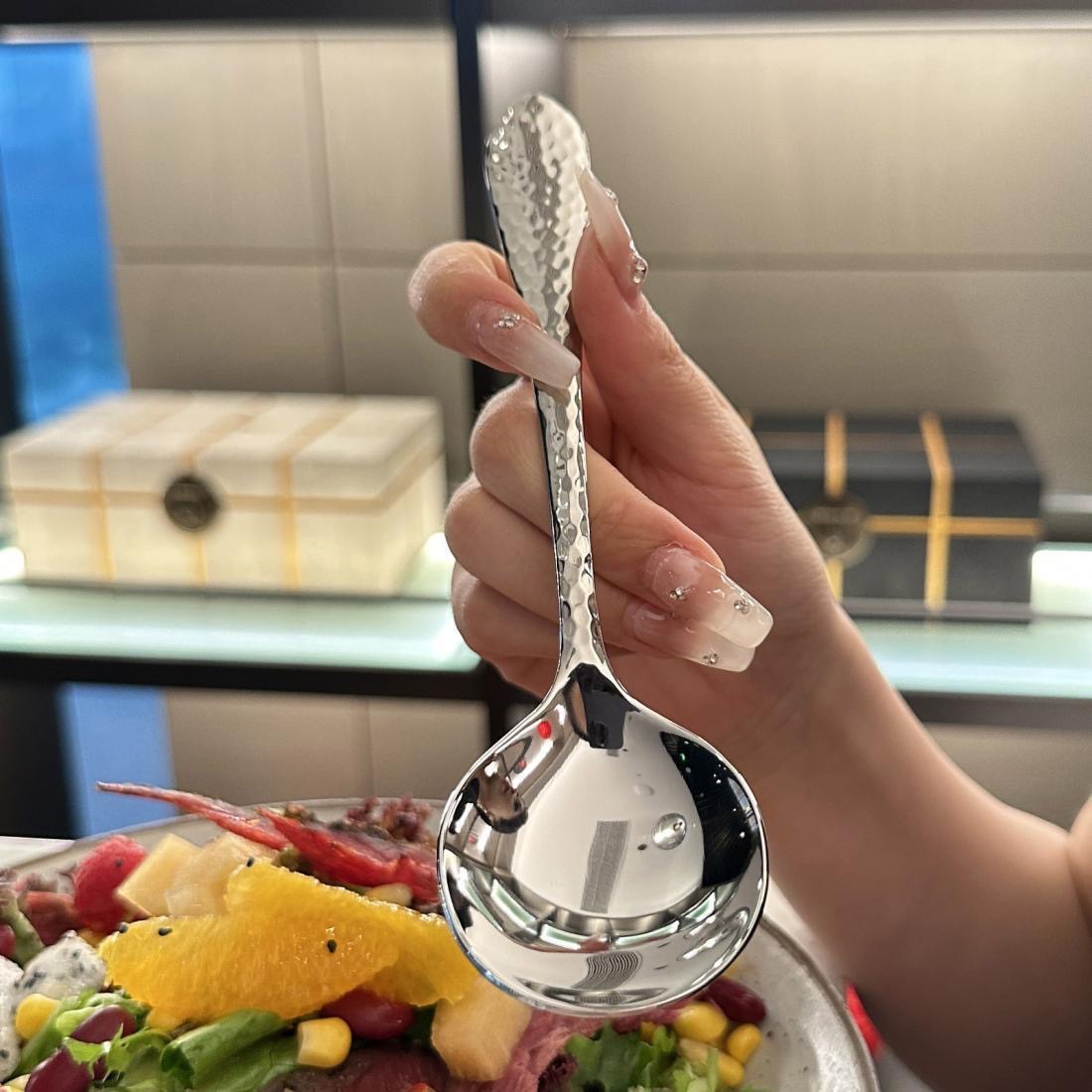 Stainless steel internet-famous spoon, creative hammer-patterned dessert spoon, children's eating spoon, soup spoon, household round-head spoon Application Scenario