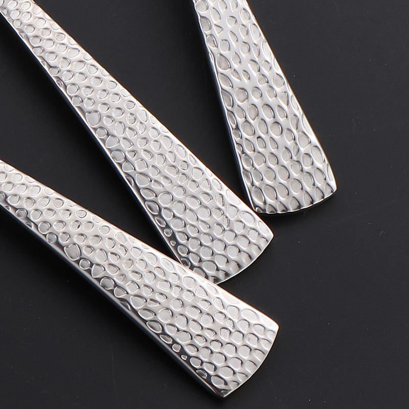 304 stainless steel soup shell, soup spout, retro hammer-patterned large soup spoon, household kitchen soup spoon, spout, restaurant hot pot spout Application Scenario