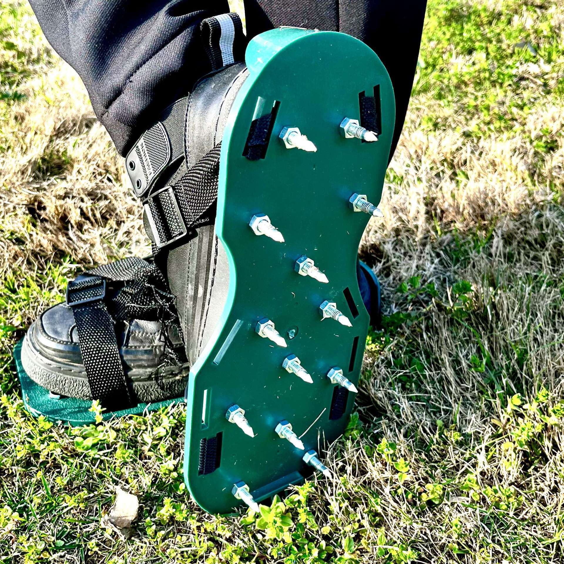 Garden grass cleats, garden cleats, soil loosening shoes, lawn inflatable soil loosening shoes, self-leveling epoxy gardening tools full figure