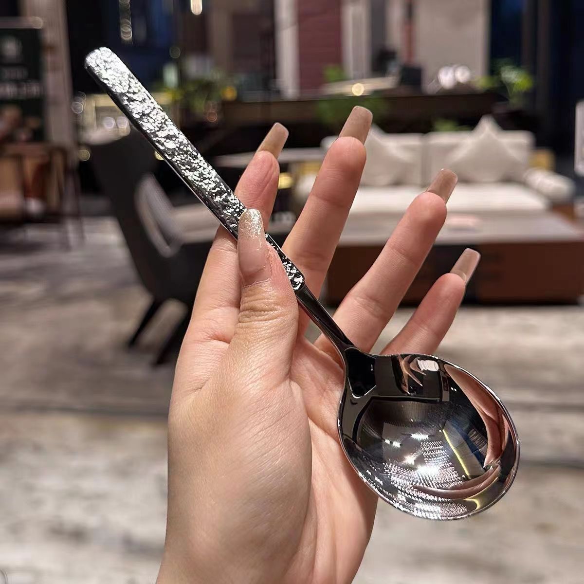 Stainless steel spoon, popular stone-patterned spoon, restaurant dining spoon, Korean-style long-handled cracked spoon, spoon, spoon, dessert spoon Application Scenario