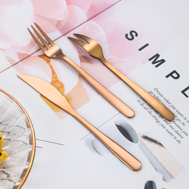 Stainless steel mooncake knife and fork, creative gold-plated two-tooth fruit Western-style dessert cake three-tooth knife and fork accessories Application Scenario
