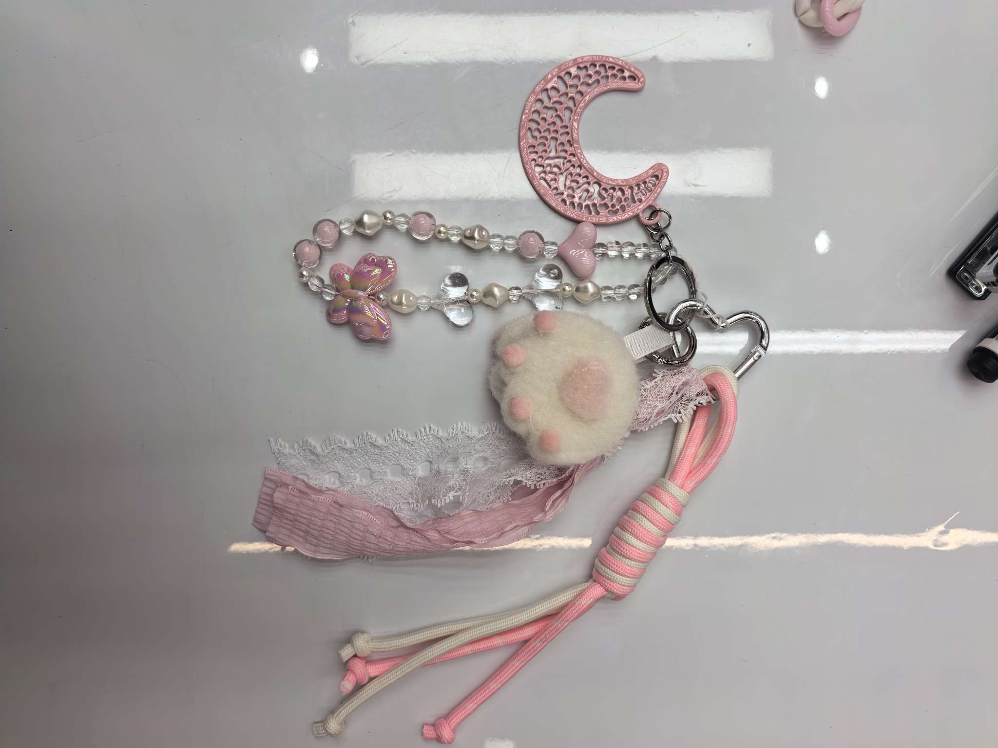New styles of bags, pendants and accessories are here. Short and fashionable mobile phone chains for women detail image 2
