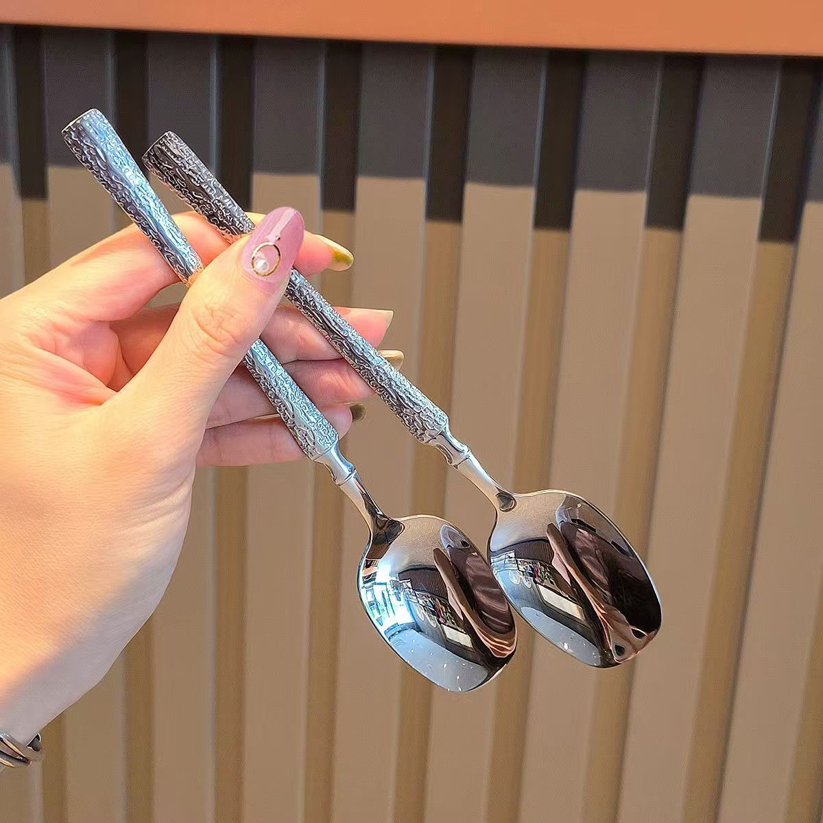 Popular ice-patterned spoons, stainless steel Western-style spoons, long-handled Korean-style spoons, lantern square spoons, spoon for spoons, and spoons for eating and drinking soup full figure