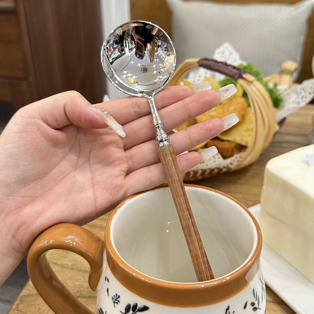 Popular stainless steel spoons, round spoons imitating rosewood, long-handled round-head spoons, spoons, dessert spoons, and restaurant soup spoons details Picture