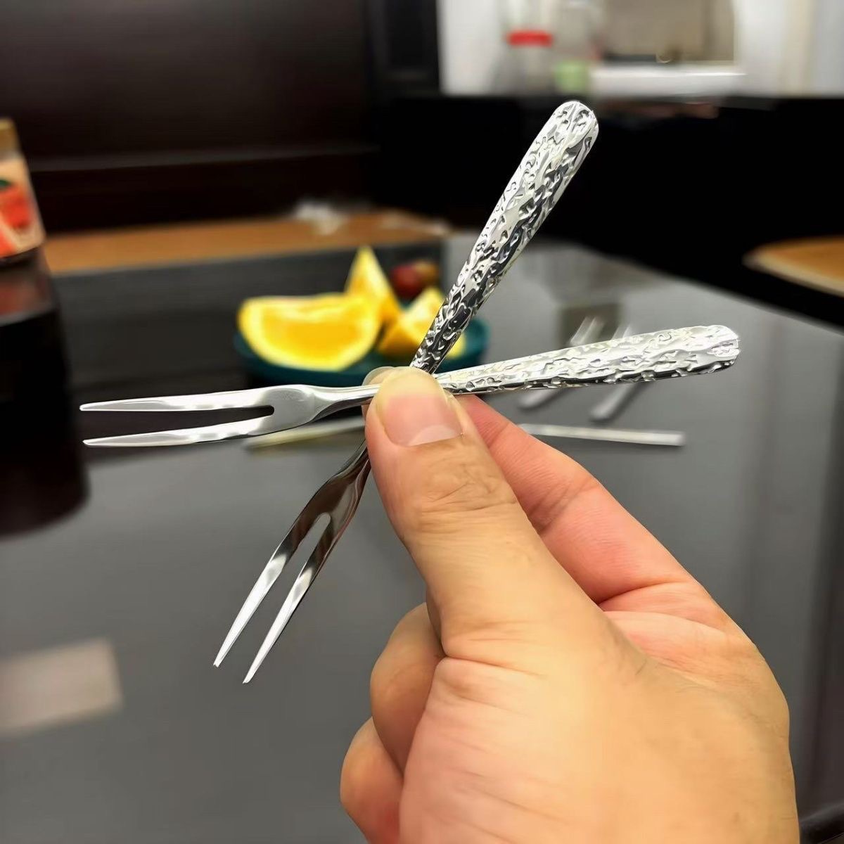 304 stainless steel fruit fork, creative hammer-patterned fork, mooncake fork, fruit skewer, Western cuisine two-toothed fork, cake dessert fork details Picture