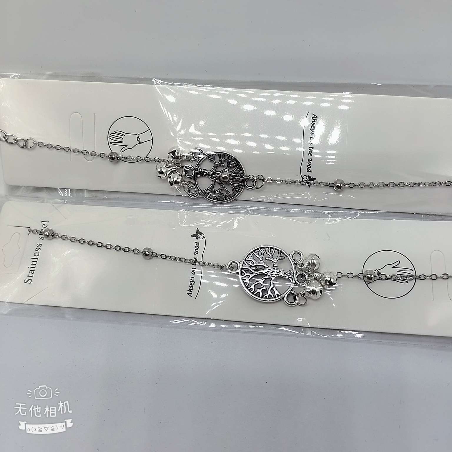 Bracelet accessories, lucky tree and small bell bracelet, a best-selling style among students, a very popular accessory nowadays. The pendant is made of alloy material and can be used as both a bracelet and an anklet, suitable for wearing in various occasions. details Picture