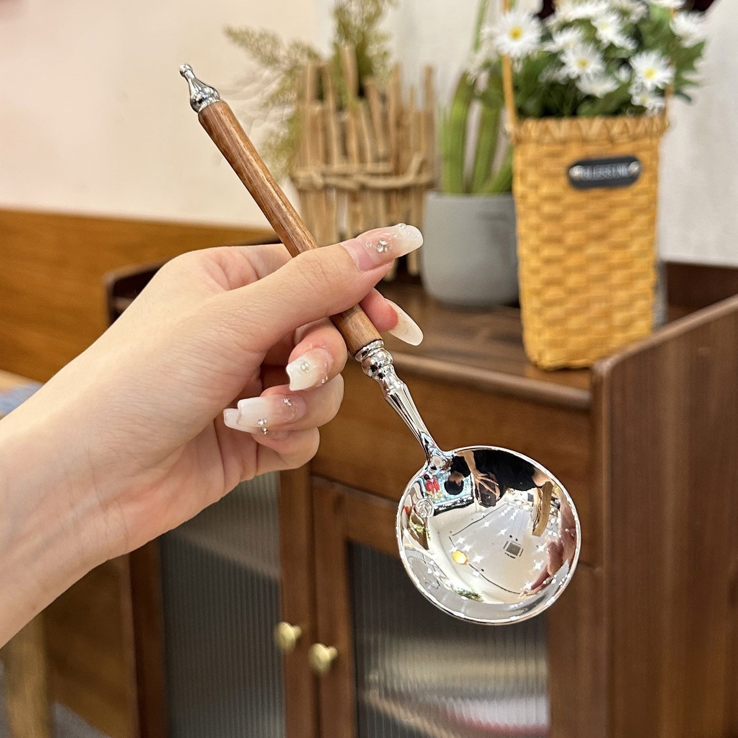 Popular stainless steel spoons, round spoons imitating rosewood, long-handled round-head spoons, spoons, dessert spoons, and restaurant soup spoons Application Scenario