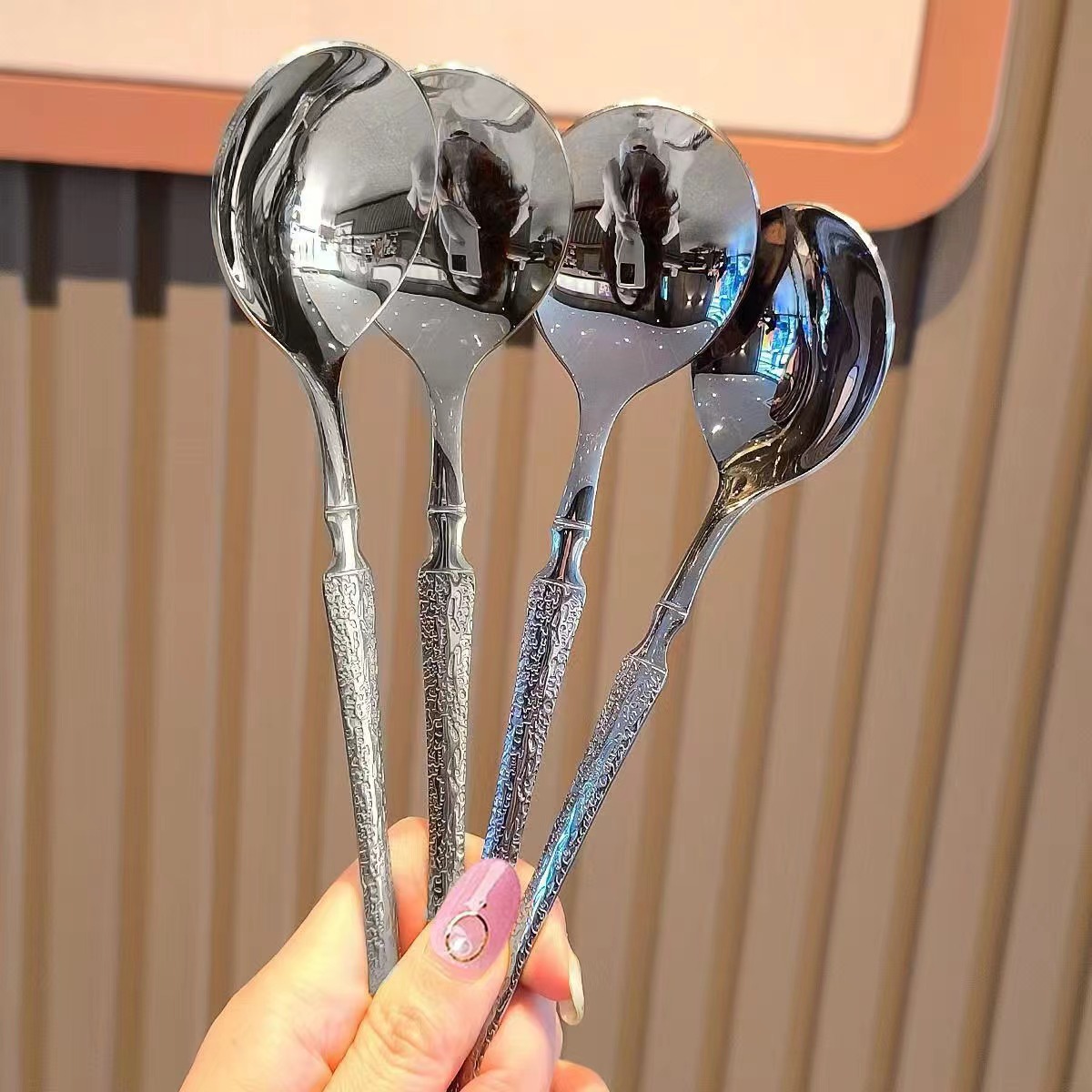 Stainless steel ice-patterned round spoon, Instagram popular spoon, long-handled Korean-style round-head spoon, spoon for spoons, dessert spoon, Western food spoon Application Scenario