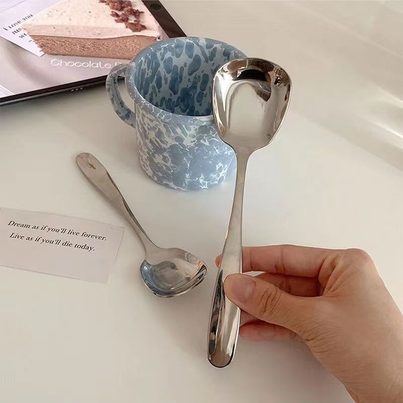 Stainless steel spoons, adult short-handled stainless steel soup spoons, popular flat-bottomed spoons, deep square-head spoons, children's feeding spoons Application Scenario