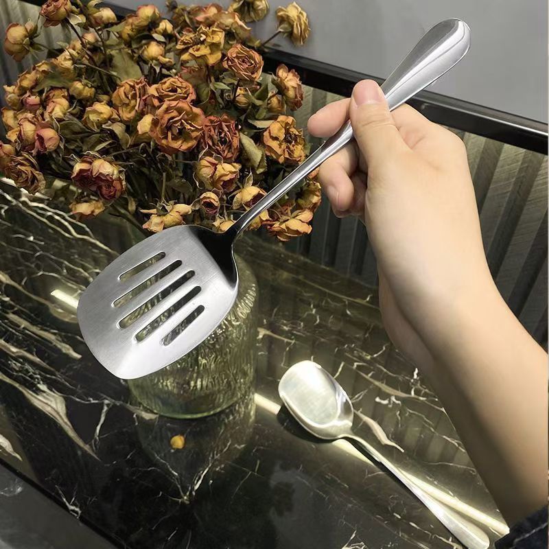 Stainless steel serving spoons, small spatulas, student dormitory frying spatulas, soup spoons, household kitchenware, cooking and stir-frying spatulas Application Scenario