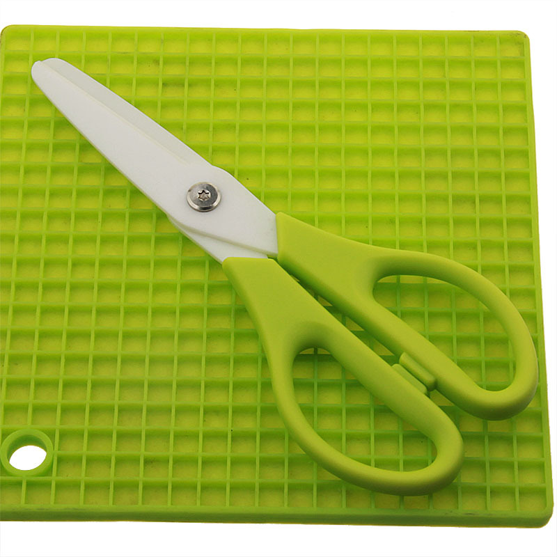 Large cooked food scissors, ceramic scissors, kitchen scissors, vegetable scissors, baby food scissors, anti-static industrial scissors, battery scissors Application Scenario