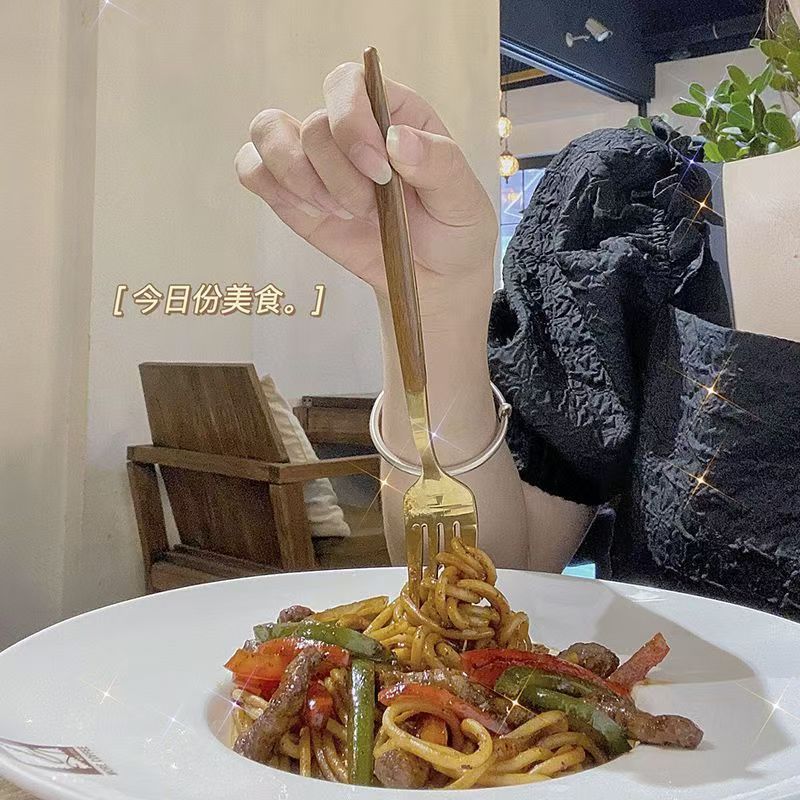 Stainless steel knives, forks and spoons with wooden handles, creative Portuguese tableware, Japanese and Western cuisine knives, forks, spoons, forks, steak knives and forks Application Scenario