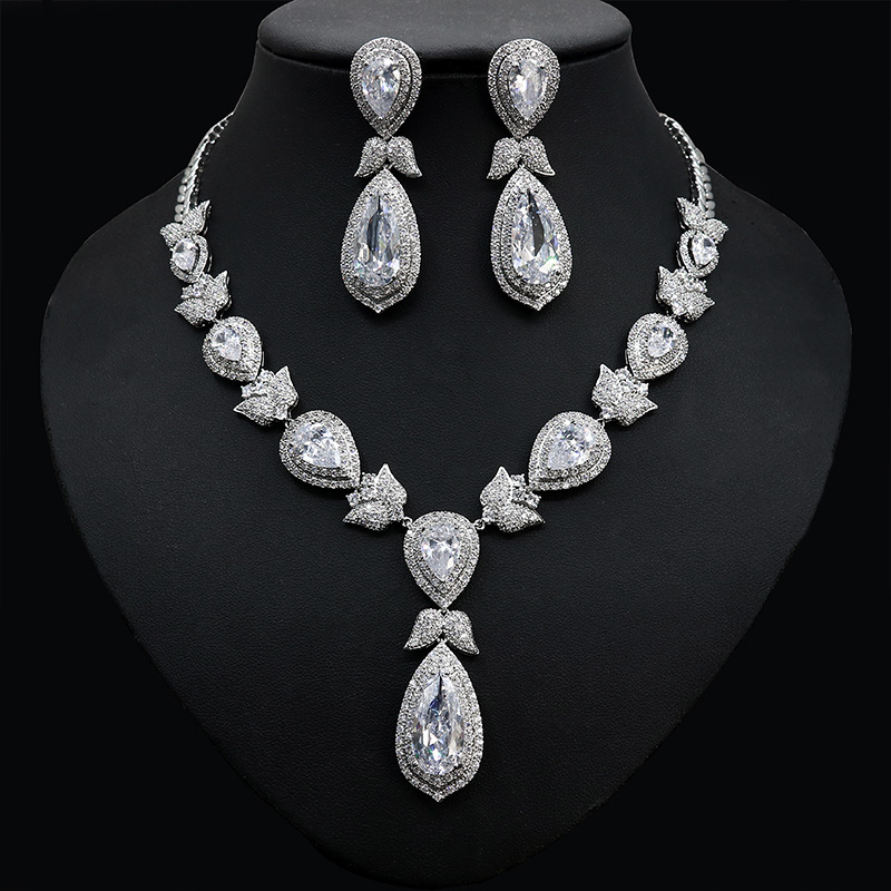 The bride's zircon diamond-encrusted heart-shaped necklace and earrings set, an exaggerated, light luxury and high-end European and American pendant dress accessory detail image 5