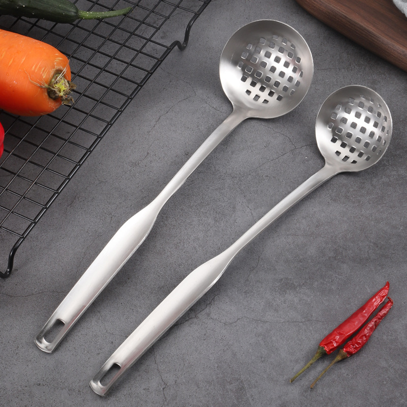 Cross-border stainless steel soup spoon, long-handled soup spoon, porridge spoon, restaurant strainer spoon, hot pot spoon, filter spoon, soup shell, soup strainer Application Scenario