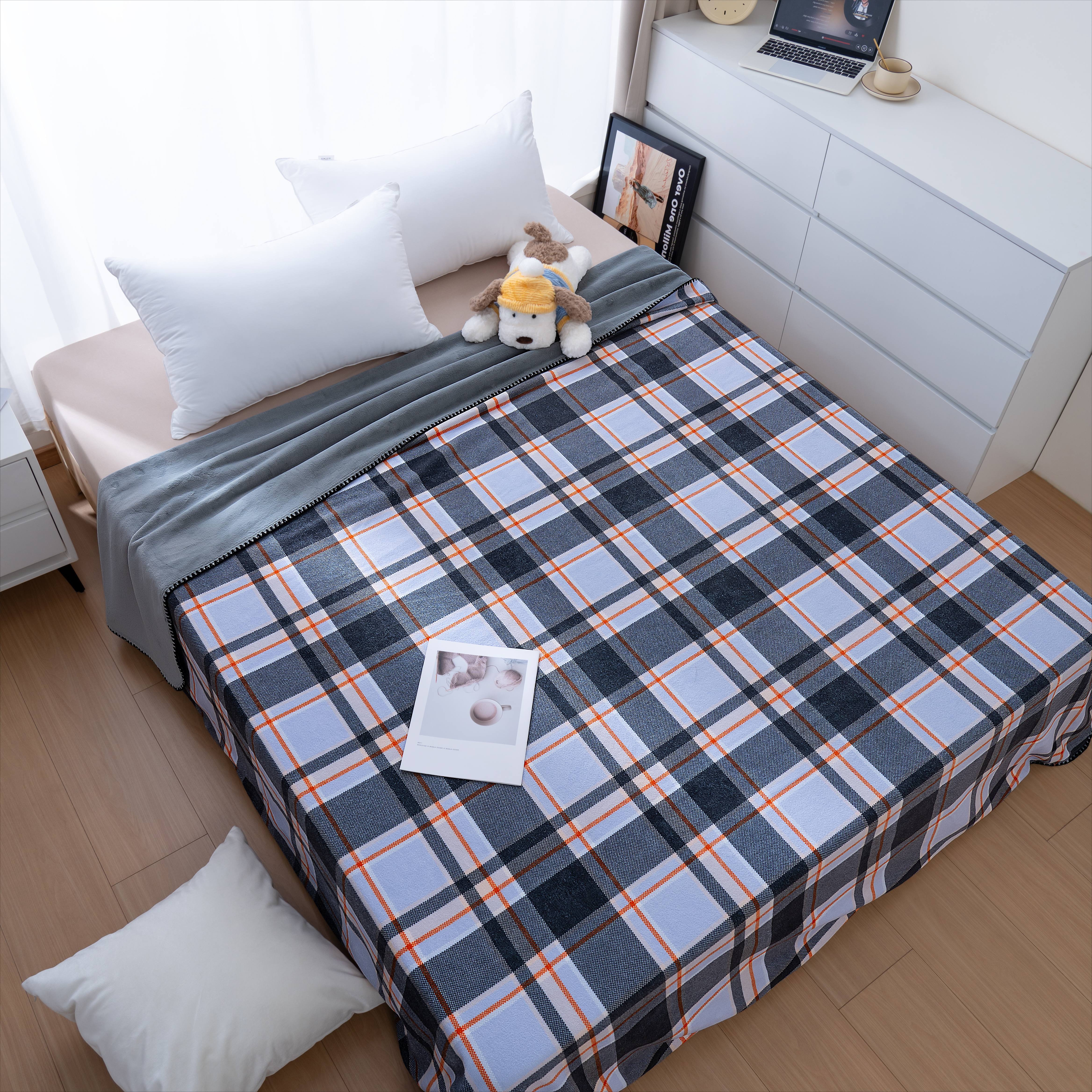 Printed faux cashmere tartare triangular needle blankets, air conditioning blankets, office nap blankets, source factory