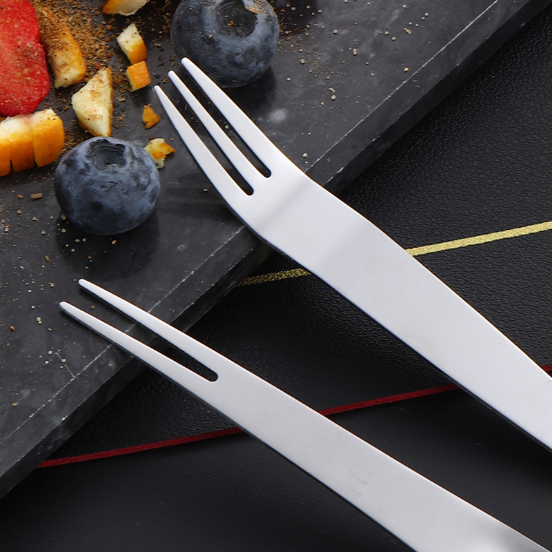Stainless steel cake knife spatula, mooncake knife fork, multi-functional dessert fruit fork, baking pizza spatula set, cake spatula Application Scenario