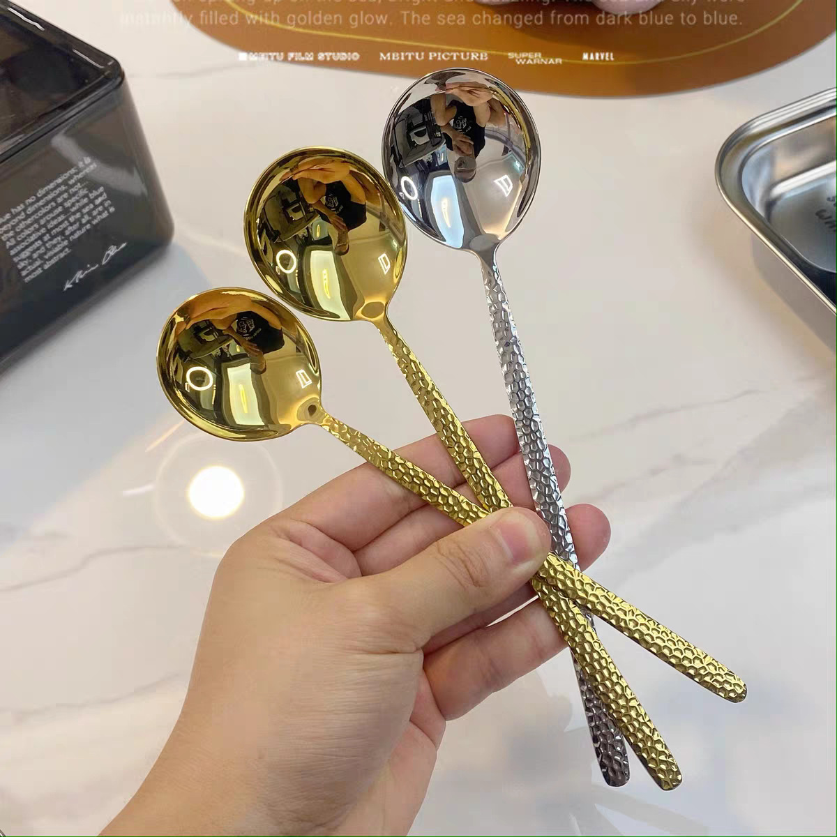 The popular 304 hammer-patterned round-head spoon, Japanese stainless steel spoon, long-handled Korean spoon, restaurant dining spoon, and golden soup spoon full figure