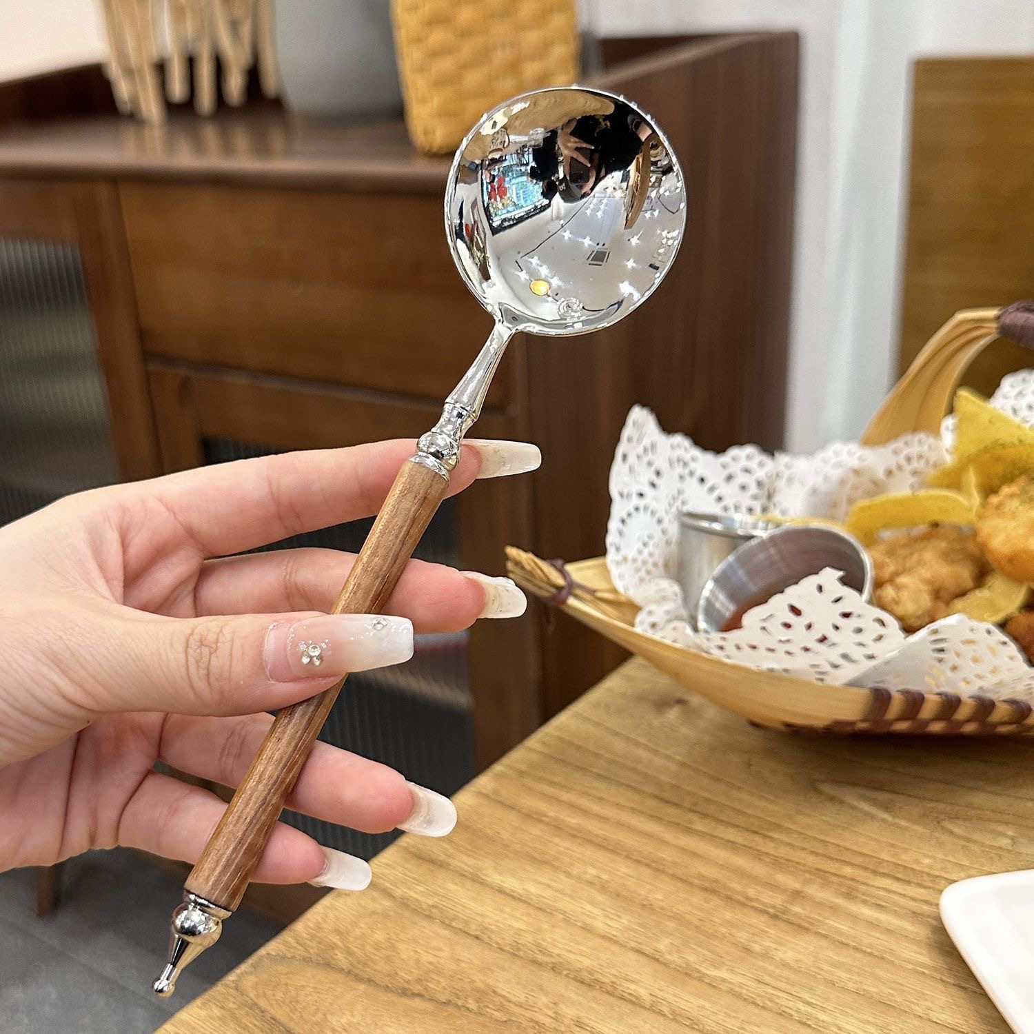 Popular stainless steel spoons, round spoons imitating rosewood, long-handled round-head spoons, spoons, dessert spoons, and restaurant soup spoons Specification drawing