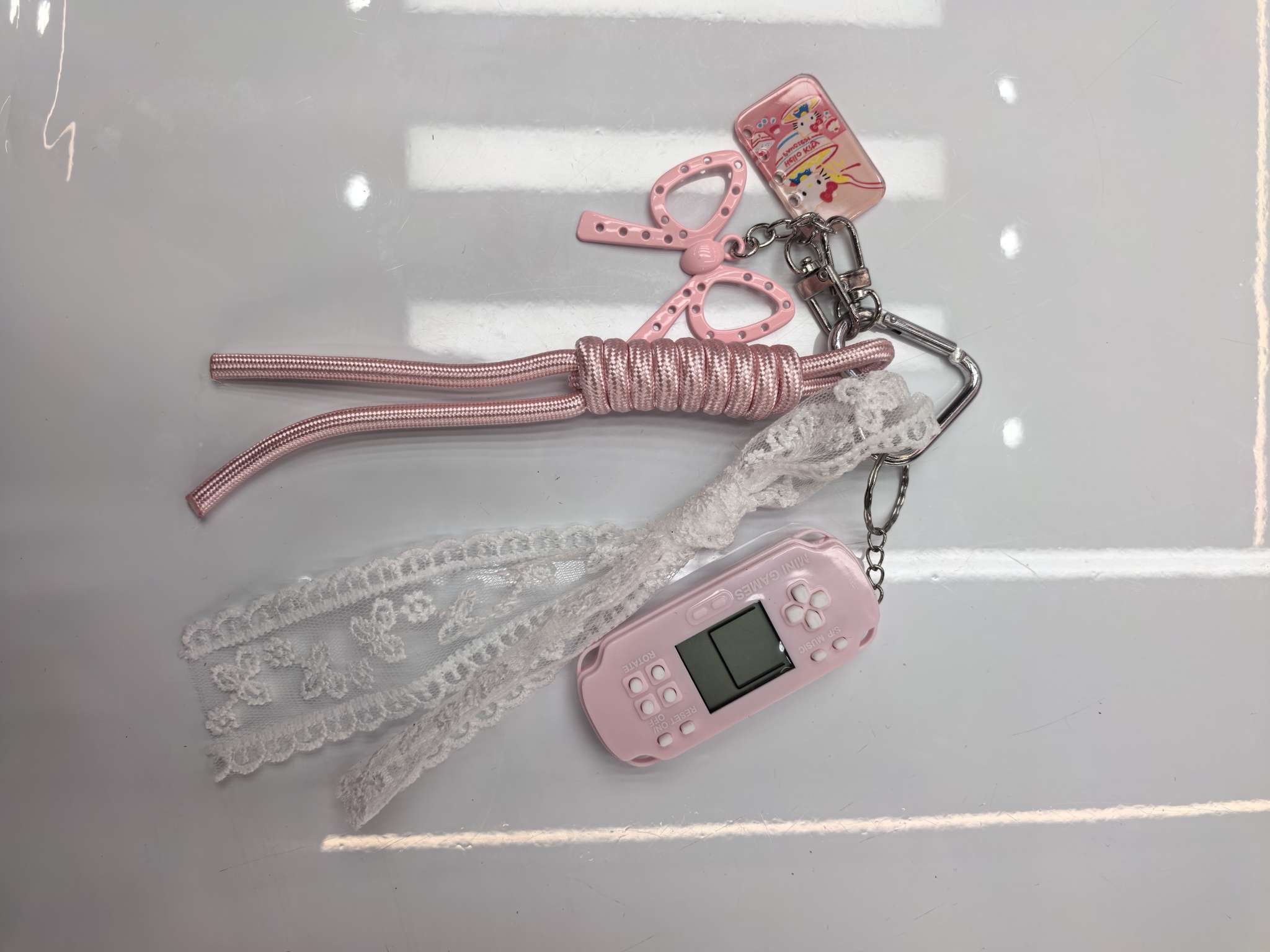 New styles of bags, pendants and accessories are here. Short and fashionable mobile phone chains for women Application Scenario