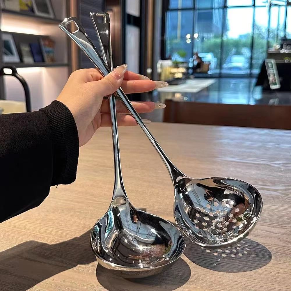 Stainless steel soup shell soup strainer, popular long-handled strainer spoon, kitchen soup and porridge spoon, household small soup spoon, restaurant hot pot spoon full figure