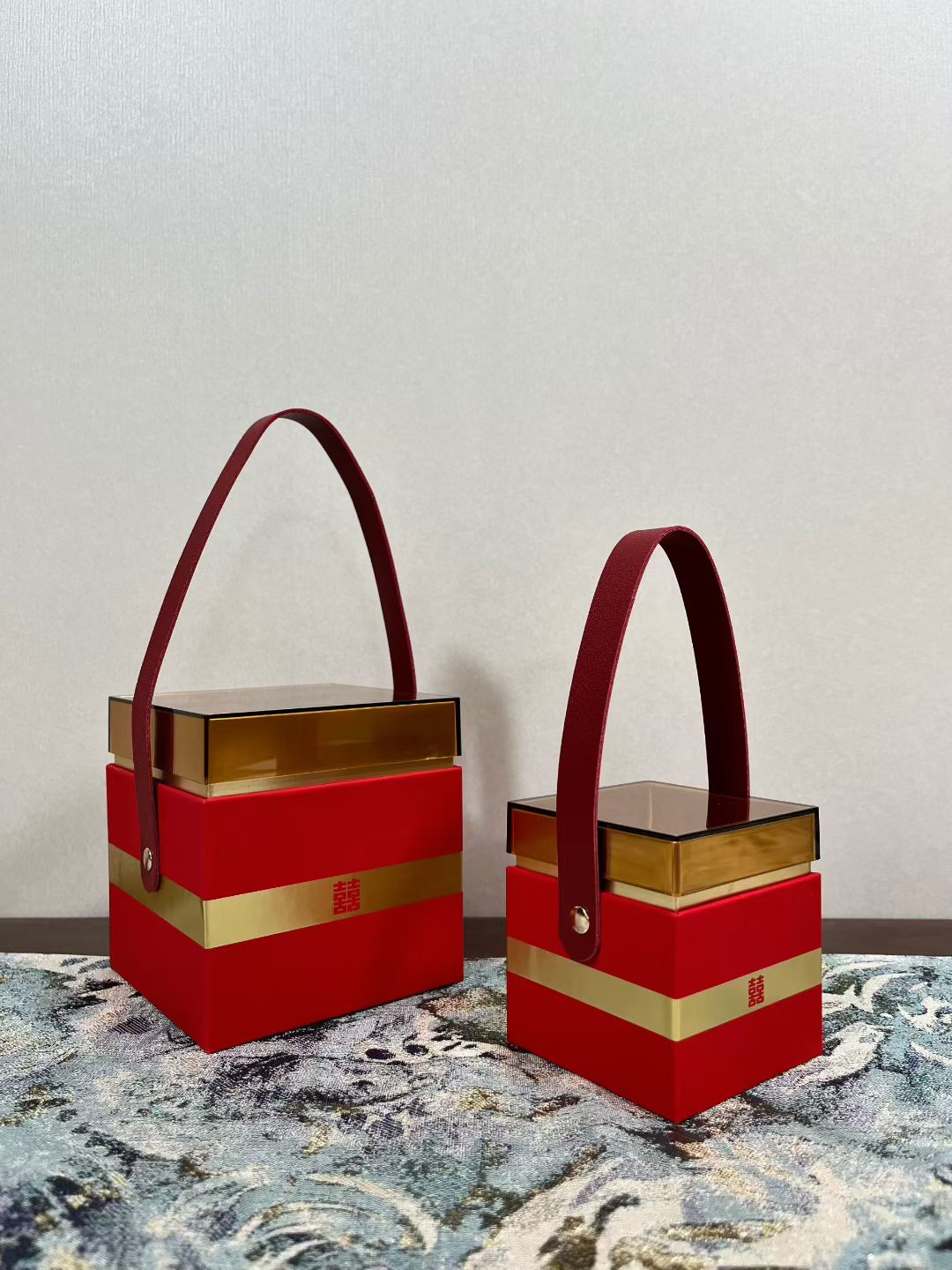 
特种触感纸➕金箔烫金喜字，搭配优质的皮革提手，中式感拉满~