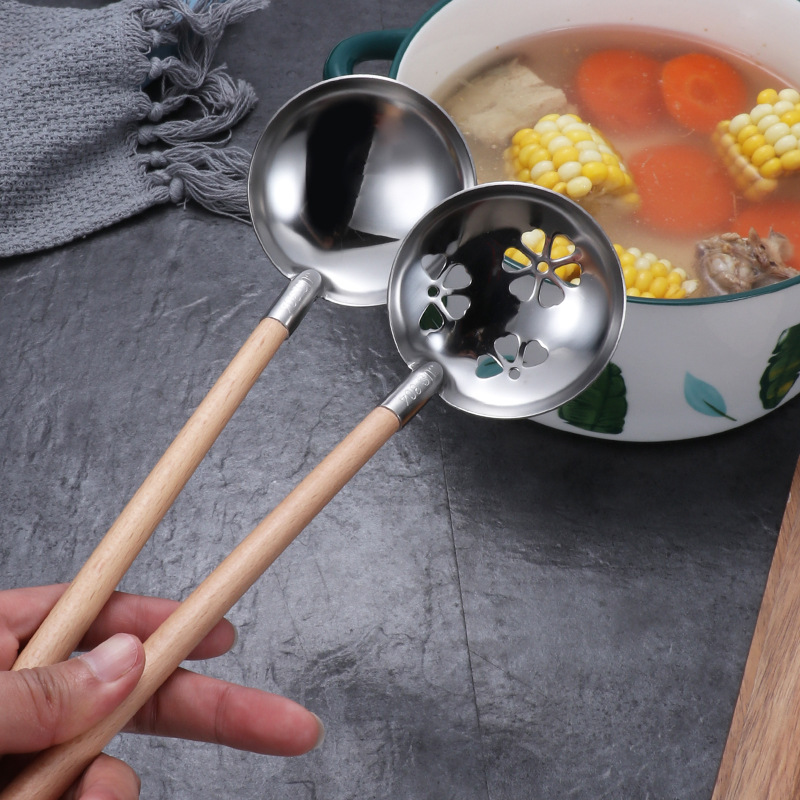 304 stainless steel hot pot spoon, Japanese wooden handle small soup shell flower-shaped strainer spoon, Japanese cooking spoon, restaurant soup serving spoon Application Scenario