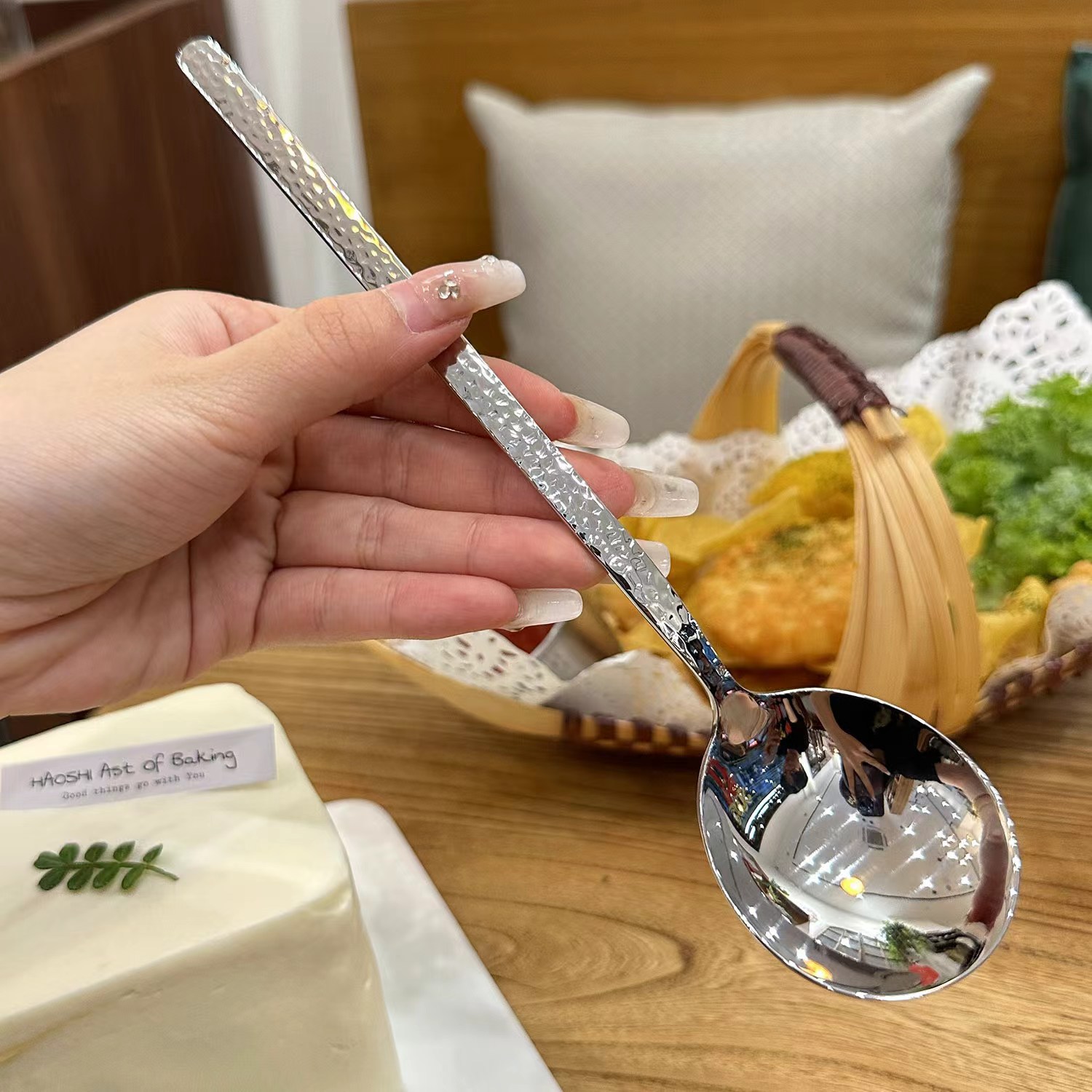 The popular 304 hammer-patterned round-head spoon, Japanese stainless steel spoon, long-handled Korean spoon, restaurant dining spoon, and golden soup spoon Application Scenario