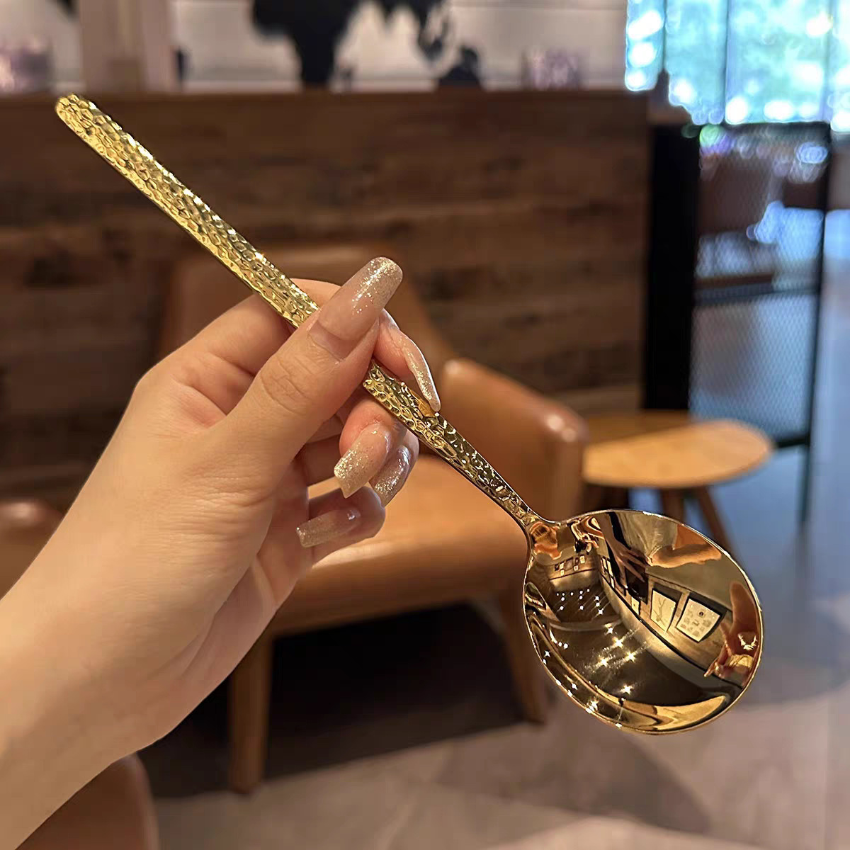 The popular 304 hammer-patterned round-head spoon, Japanese stainless steel spoon, long-handled Korean spoon, restaurant dining spoon, and golden soup spoon details Picture