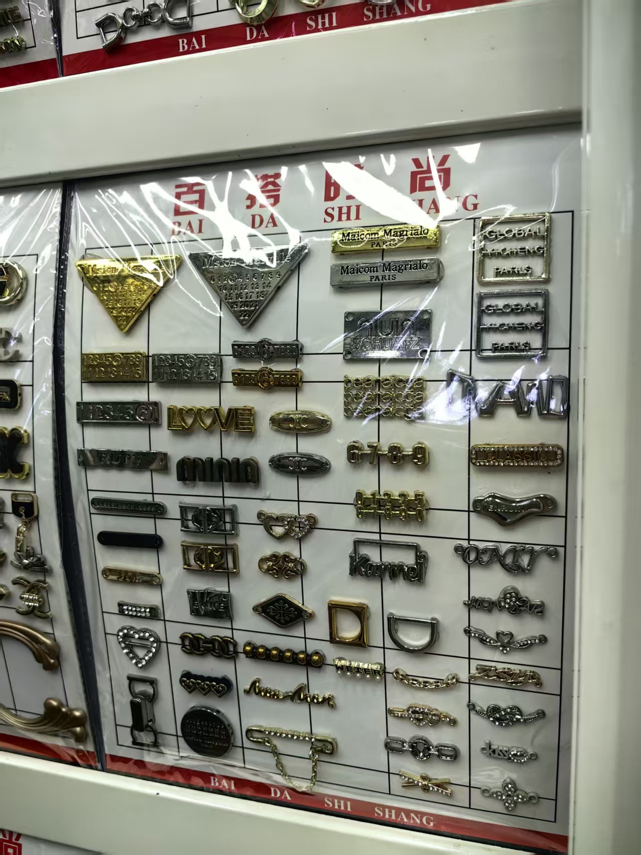 电镀都市箱包商标logo定制金属标牌铭牌 箱包滴胶铭牌锌合金标牌