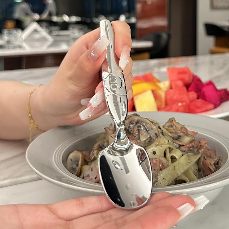 Stainless steel spoons and forks, children's spoons, fruit forks, creative cartoon bear forks, eating spoons, baby spoons, soup spoons Application Scenario