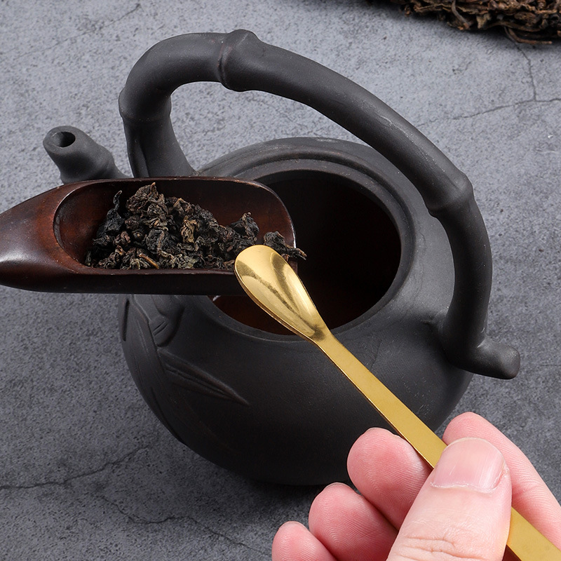 Stainless steel tea saucer, Pu 'er tea spoon, golden long-handled tea needle, tea dividing spoon, tea brewing tool, tea prying needle, tea ceremony accessories Application Scenario