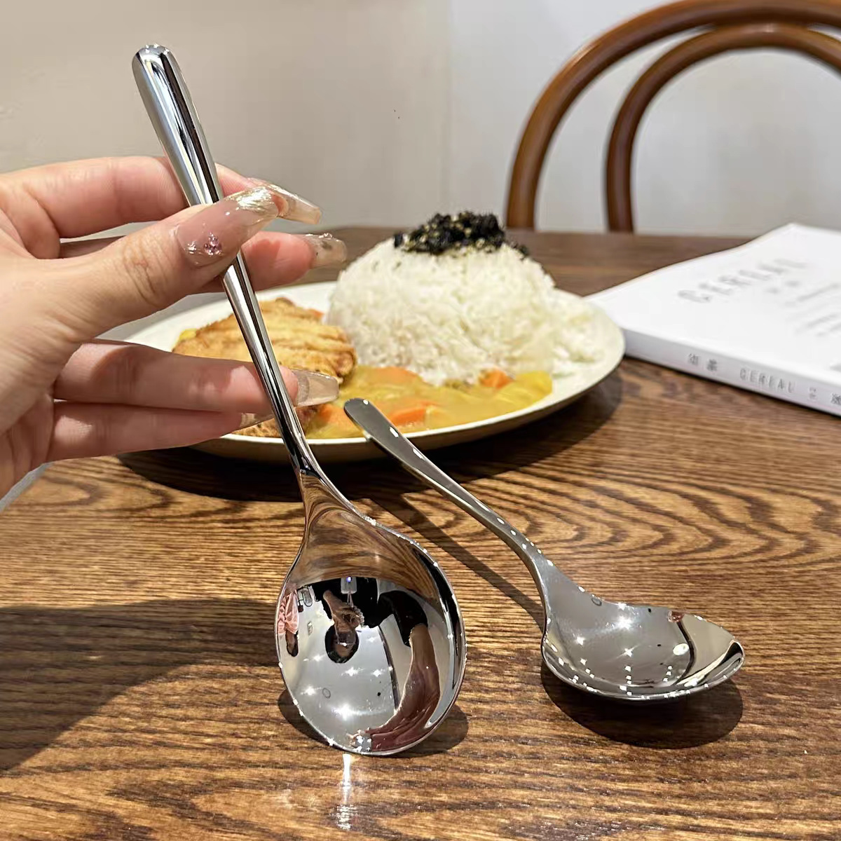 304 stainless steel spoon, popular round-head spoon, restaurant spoon, eating spoon, long-handled Korean spoon, household soup spoon Application Scenario