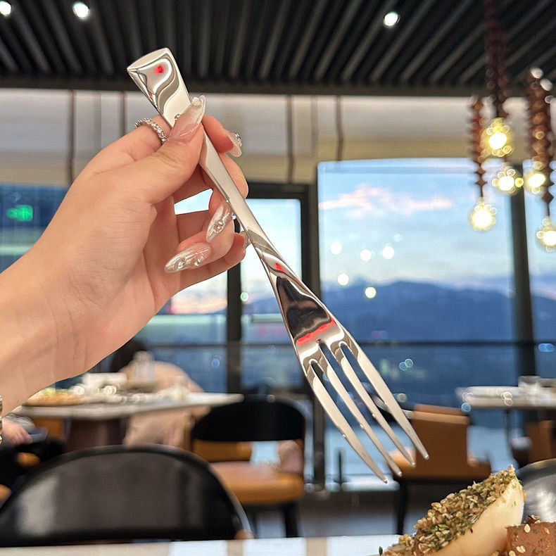 Internet-famous stainless steel forks, restaurant long-handled fruit forks, salad forks, household cake and dessert forks, wine shop restaurant forks Application Scenario